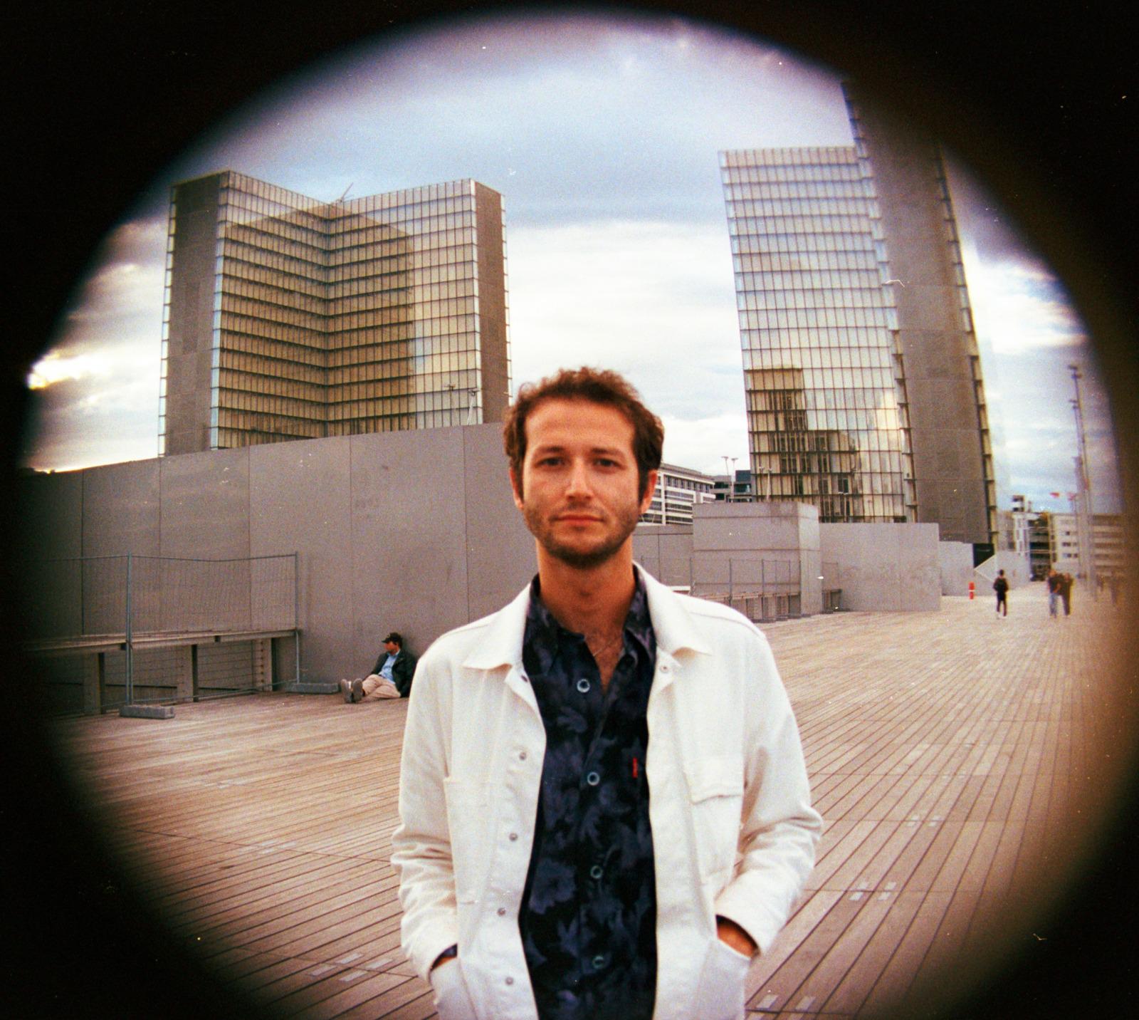 Portrait de Ruben, artiste polyvalent : magicien, musicien et guide.