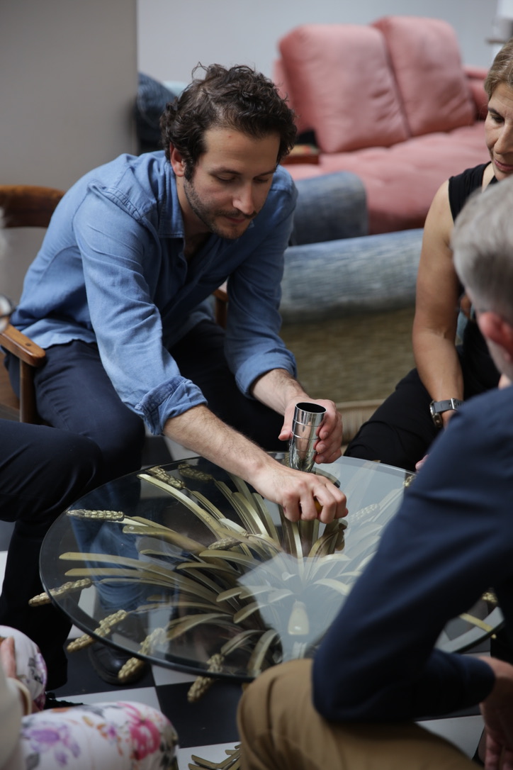 Ruben réalisant un tour de magie avec des balles en close-up