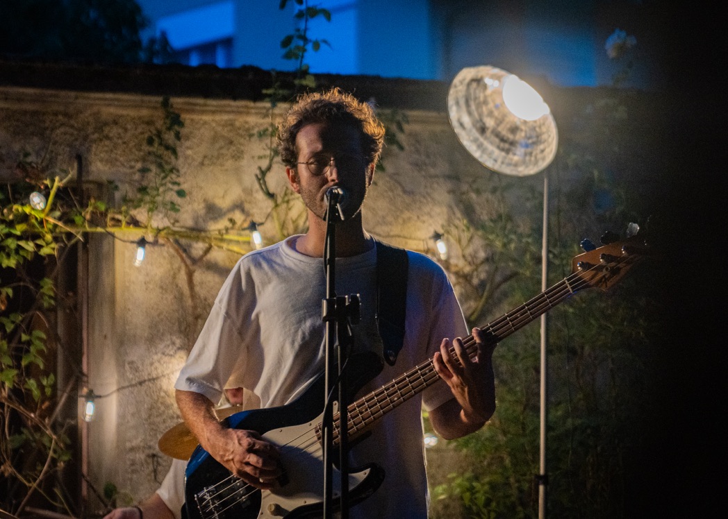 Musicien jouant de la basse lors d’une soirée.