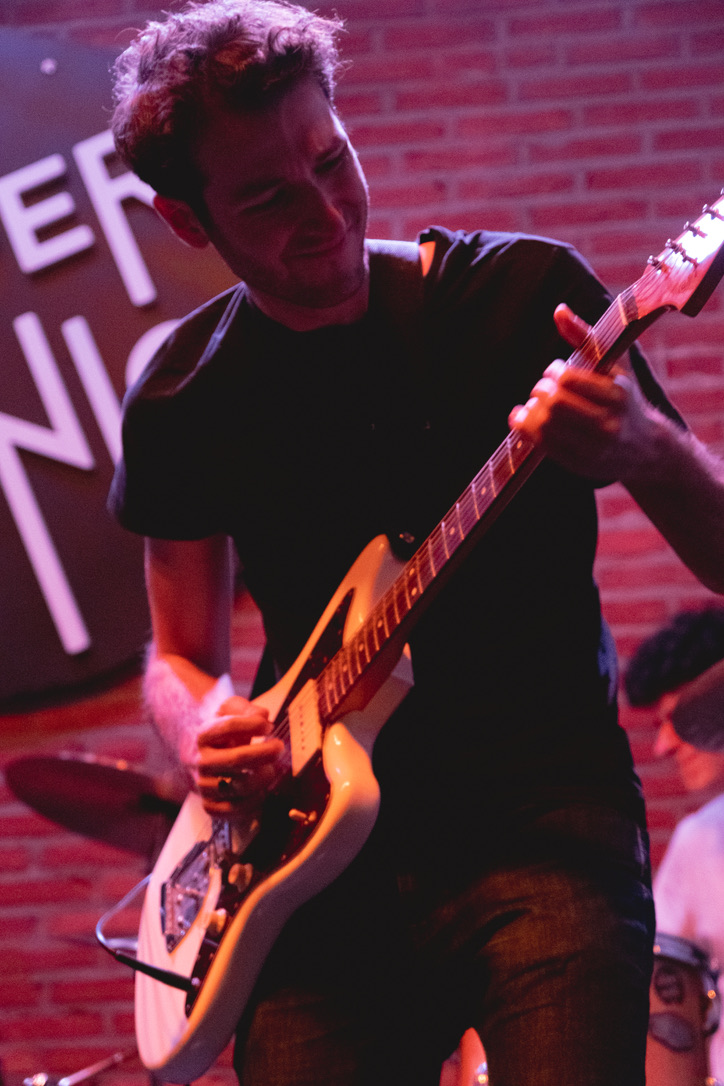 Ruben, guitariste, sur la scène du Supersonic à Paris