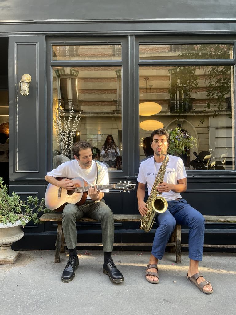 Groupe de musiciens jouant lors d'un événement privé à Paris