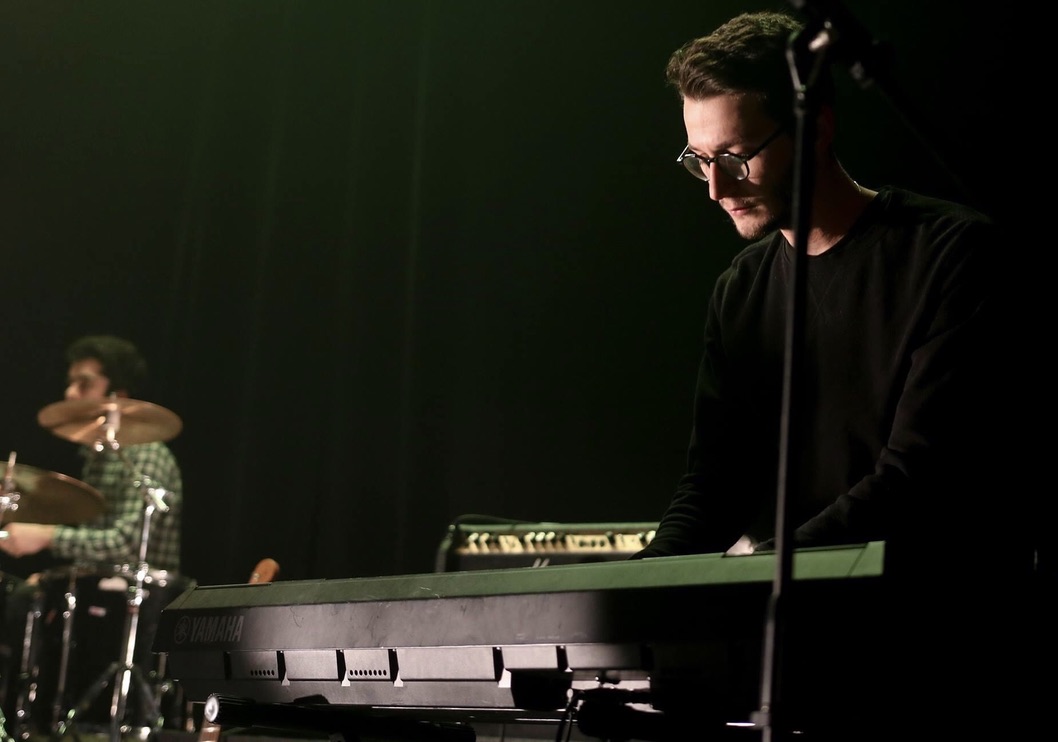Musicien professionnel jouant du piano pour une ambiance musicale d'événement.
